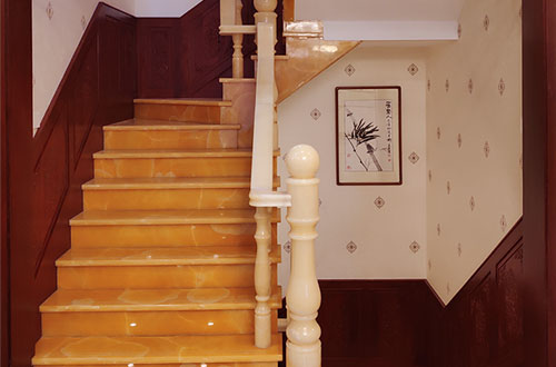 尖山中式别墅室内汉白玉石楼梯的定制安装装饰效果